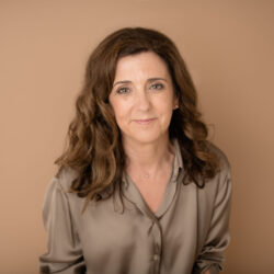 Andrea O'Neill Traditionalheadshot_D854880-Edit